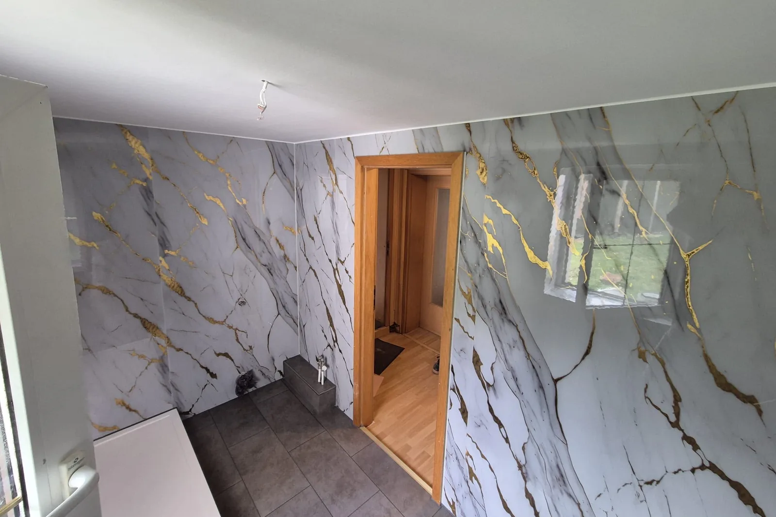 Wandpaneele in Marmoroptik, kurz vor der Montage von WC und Dusche