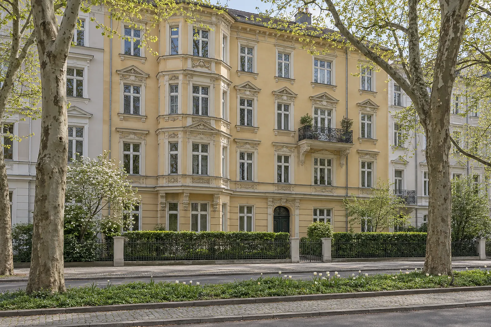 Badsanierung Schleußig: Gründerzeithaus mit Erker an einer Straße mit Grünstreifen in der Mitte